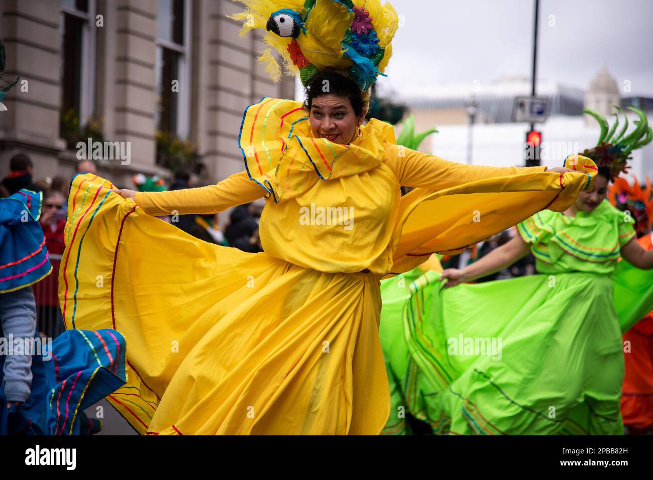 Londres, Royaume-Uni. 12th mars 2023. Un interprète participe à la parade et au festival de la St Patrick dans le centre de Londres. Le shindig annuel du maire est devenu un point fort du calendrier culturel de Londres, alors que les Londoniens et les visiteurs s'unissent pour célébrer la grande contribution des Irlandais à la ville. Plus de 50 000 personnes devaient se joindre à la procession annuelle des groupes irlandais de marche, des troupes de danse et de l'infanterie. (Photo de Loredana Sangiuliano/SOPA Images/Sipa USA) crédit: SIPA USA/Alay Live News Banque D'Images