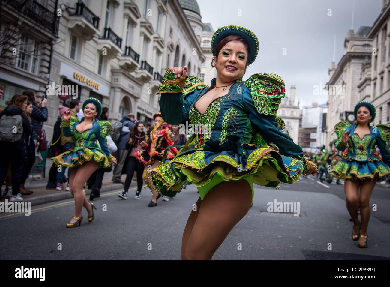 Londres, Royaume-Uni. 12th mars 2023. Les artistes participent à la parade et au festival de la St Patrick dans le centre de Londres. Le shindig annuel du maire est devenu un point fort du calendrier culturel de Londres, alors que les Londoniens et les visiteurs s'unissent pour célébrer la grande contribution des Irlandais à la ville. Plus de 50 000 personnes devaient se joindre à la procession annuelle des groupes irlandais de marche, des troupes de danse et de l'infanterie. (Photo de Loredana Sangiuliano/SOPA Images/Sipa USA) crédit: SIPA USA/Alay Live News Banque D'Images