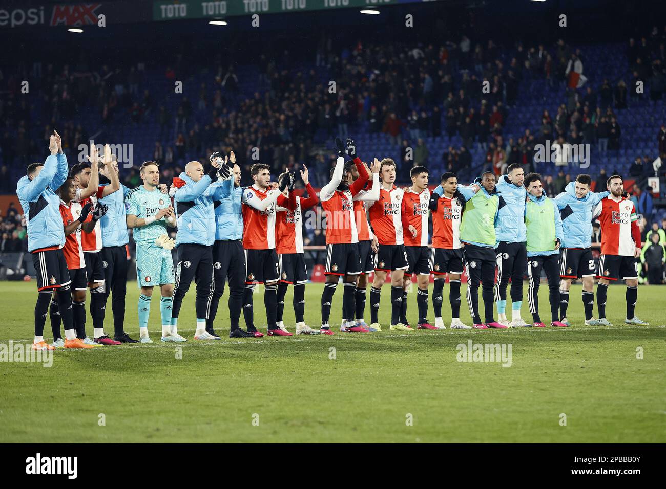 ROTTERDAM - les joueurs de Feyenoord applaudissent aux supporters après le match de première ligue hollandais entre Feyenoord et le FC Volendam au stade de Kuip de Feyenoord sur 12 mars 2023 à Rotterdam, pays-Bas. ANP PIETER STAM DE JONGE Banque D'Images