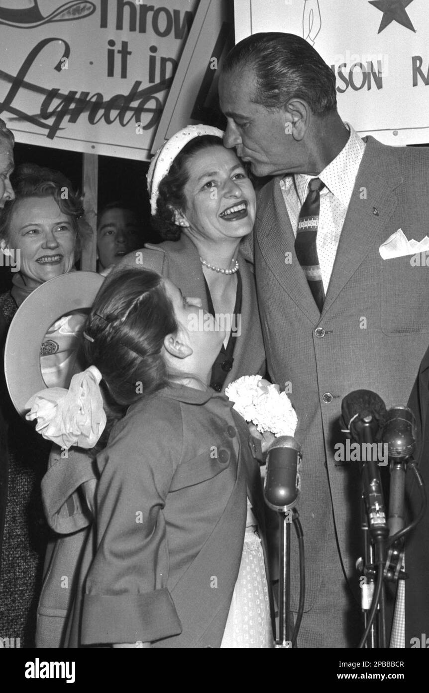 ** FILE ** Then- Sen. Lyndon Johnson, right, kisses his wife Lady Bird next to their daughter Lucy Baines, in Washington in this May 8, 1956 file photo. Lady Bird Johnson, the former first lady who championed conservation and worked tenaciously for the political career of her husband, Lyndon B. Johnson, died Wednesday, July 11, 2007, according to a family spokeswoman. (AP Photo) Banque D'Images