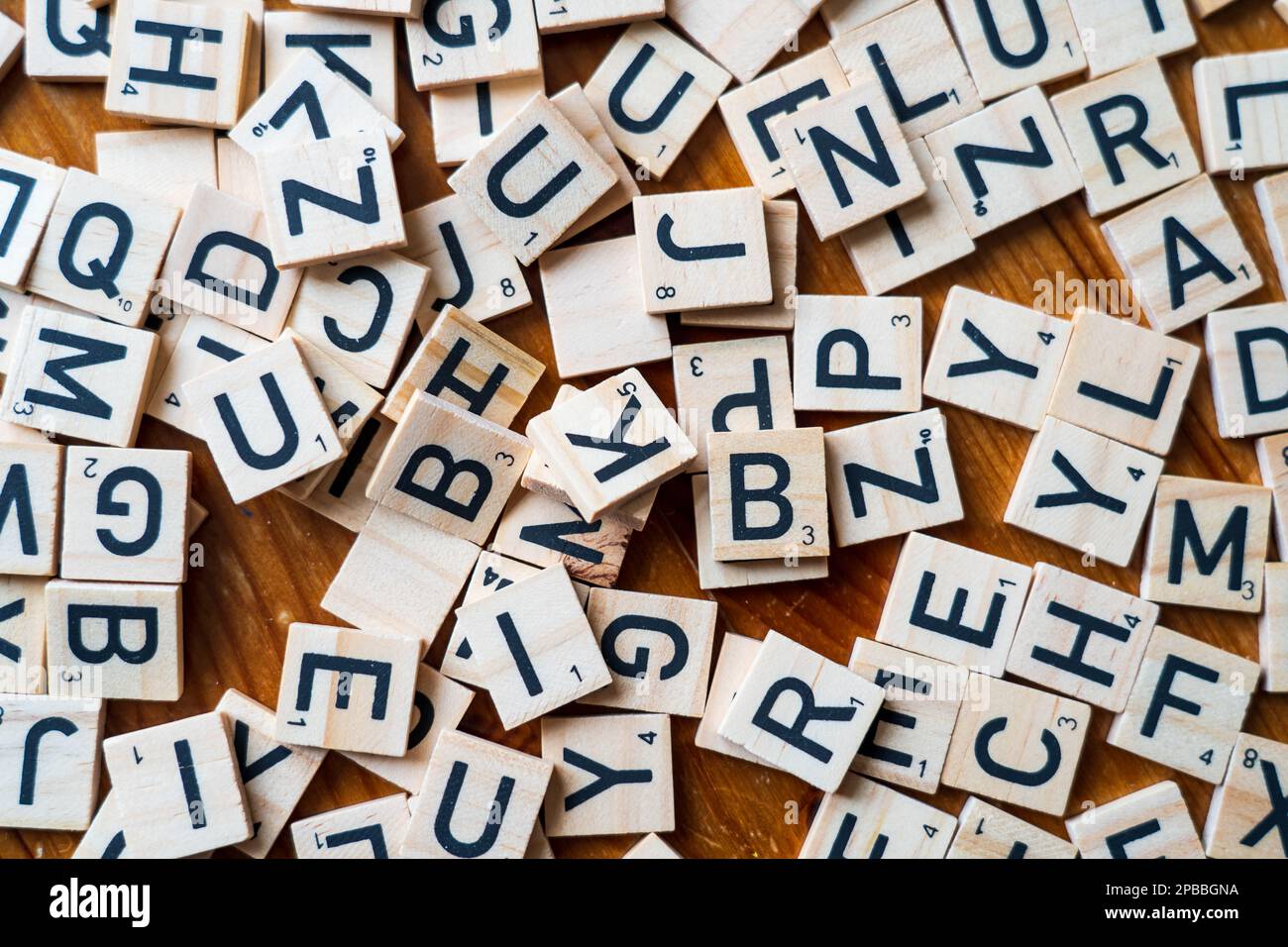 Carreaux de lettre en bois éparpillés sur la table Banque D'Images