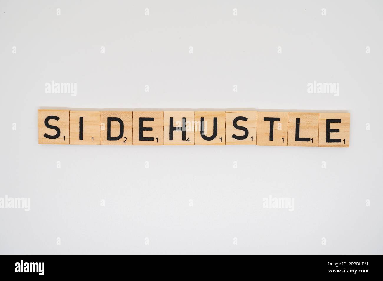 Le titre en bois épellation les mots côté Hustle isolé sur un fond blanc côté Hustle isolé sur un fond blanc Banque D'Images