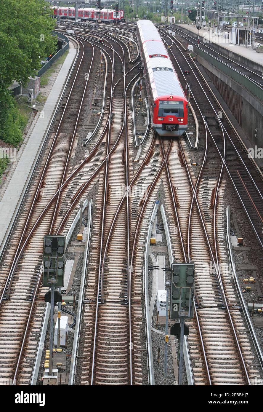 Ein Zug faehrt am Montag, 9. Juli 2007, in den Bahnhof Hamburg-Altona ...