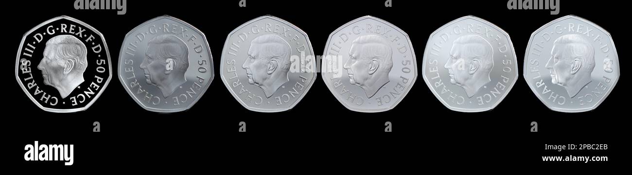Une rangée de 2022 50p pièces présentant le premier portrait du roi Charles III par Martin Jennings. Banque D'Images