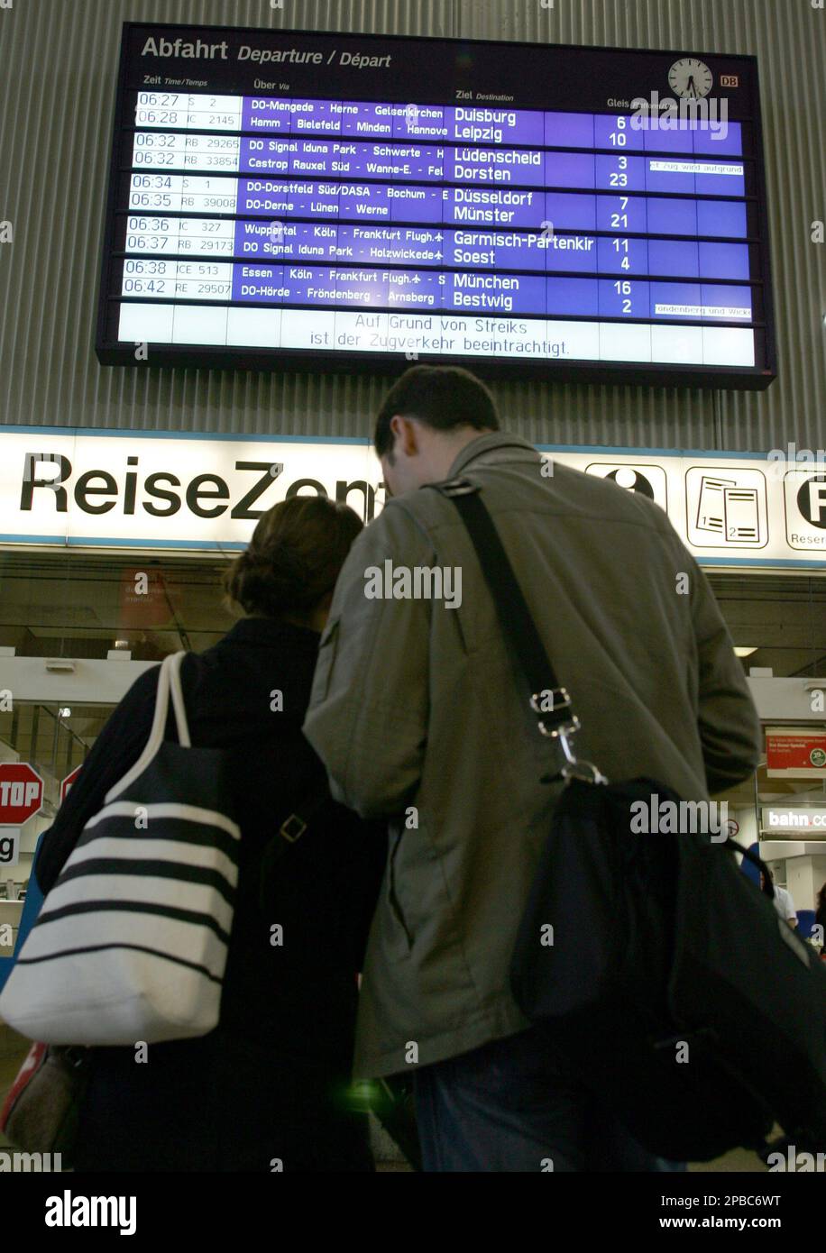 Reisende stehen am Montag, 2. Juli 2007, im Hauptbahnhof in Dortmund