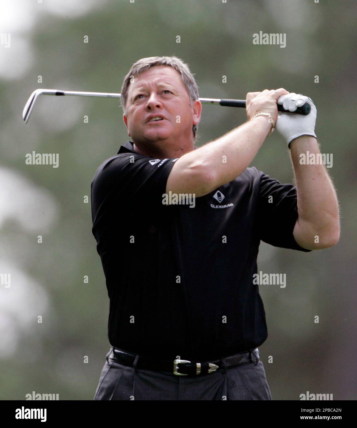 ** FILE ** Ian Woosnam of Wales hits from the first tee during the Par 3 contest for the 2007 Masters golf tournament at the Augusta National Golf Club in Augusta, Ga., in this Wednesday, April 4, 2007 file photo. Ian Woosnam is guaranteed a place in the British Open qualifying competition because of pullouts. As long as he is fit enough to walk the course. The 1991 Masters champion, who failed to qualify for last year's Open at Royal Liverpool, has been plagued by a virus which has made it difficult for him to walk. "The virus went into Ian's legs and made it difficult for him to walk," Woosn Banque D'Images