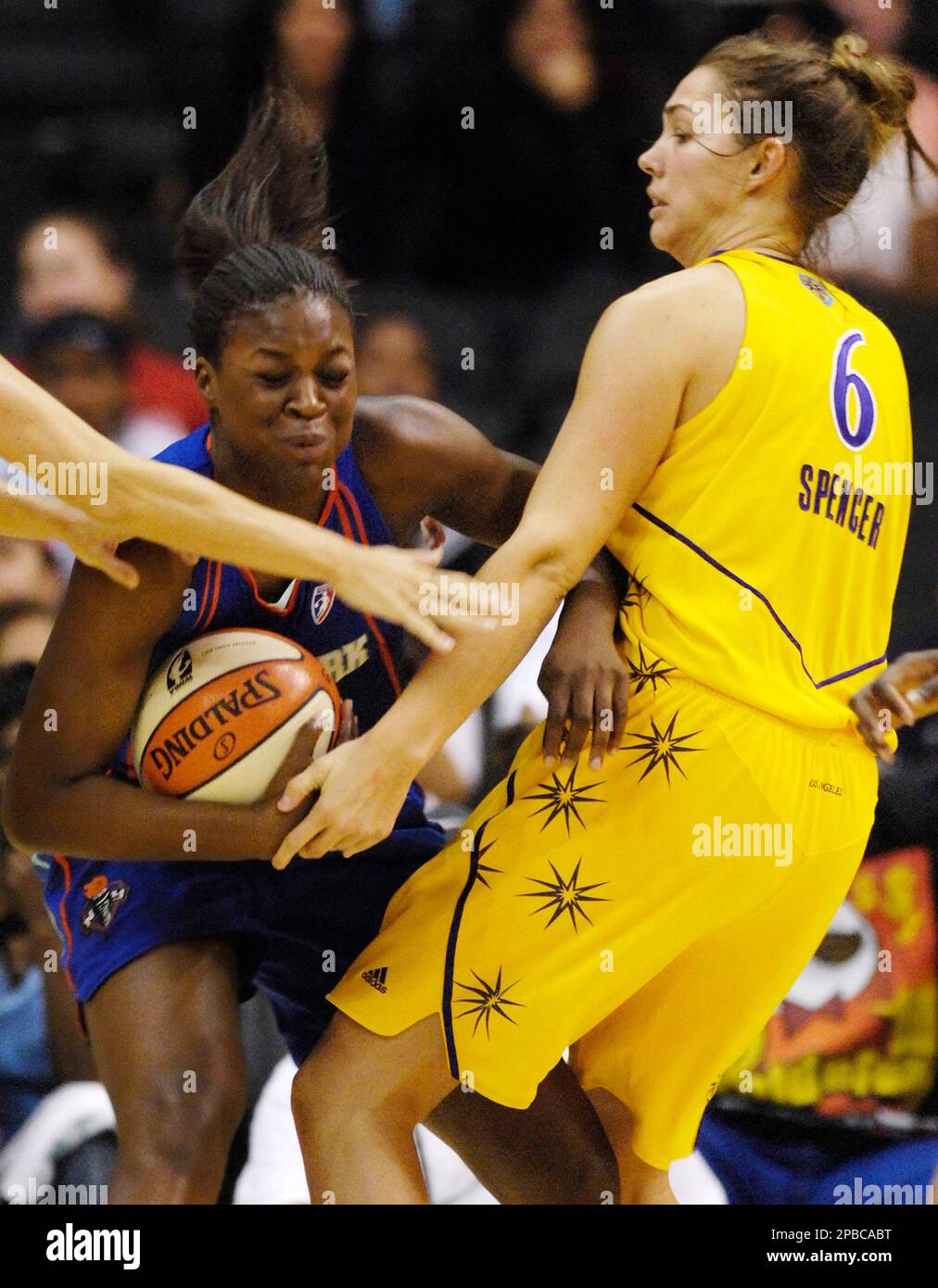 New York Liberty's Tiffany Jackson, left, fights off Los Angeles Sparks' Sidney Spencer to maintain possession of the ball during the second half of a WNBA basketball game in Los Angeles, Friday, June 29, 2007. The Liberty won 80-68. (AP Photo/Chris Pizzello) Banque D'Images
