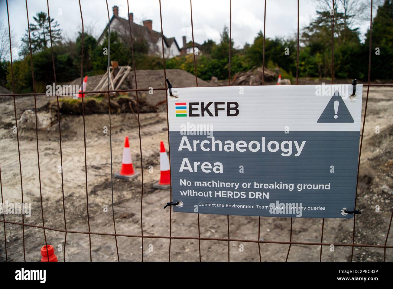 Wendover, Buckinghamshire, Royaume-Uni. 12th mars 2023. EKFB doit faire de l'archéologie à Wendover où HS2 ont démoli six maisons résidentielles. Il a été annoncé que la phase de Birmingham à Crewe de HS2 a été mise en attente en raison de l'escalade des coûts. HS2 les coûts devraient augmenter à plus de 100 milliards de livres. Crédit : Maureen McLean/Alay Live News Banque D'Images