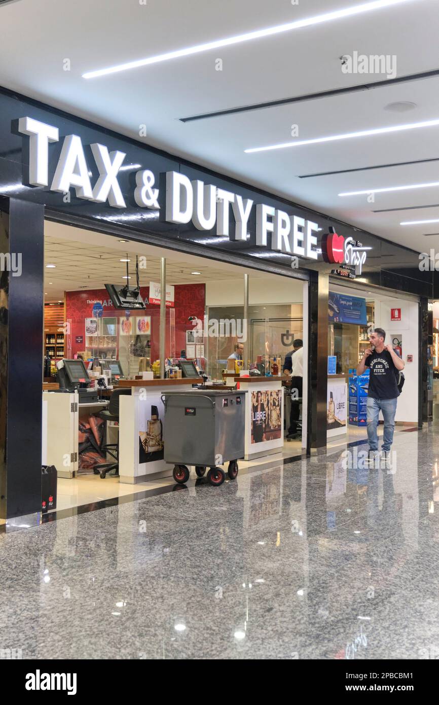 Buenos Aires, Argentine, 18 novembre 2022: Boutique hors taxes à l'aéroport international Jorge Newbery. Banque D'Images