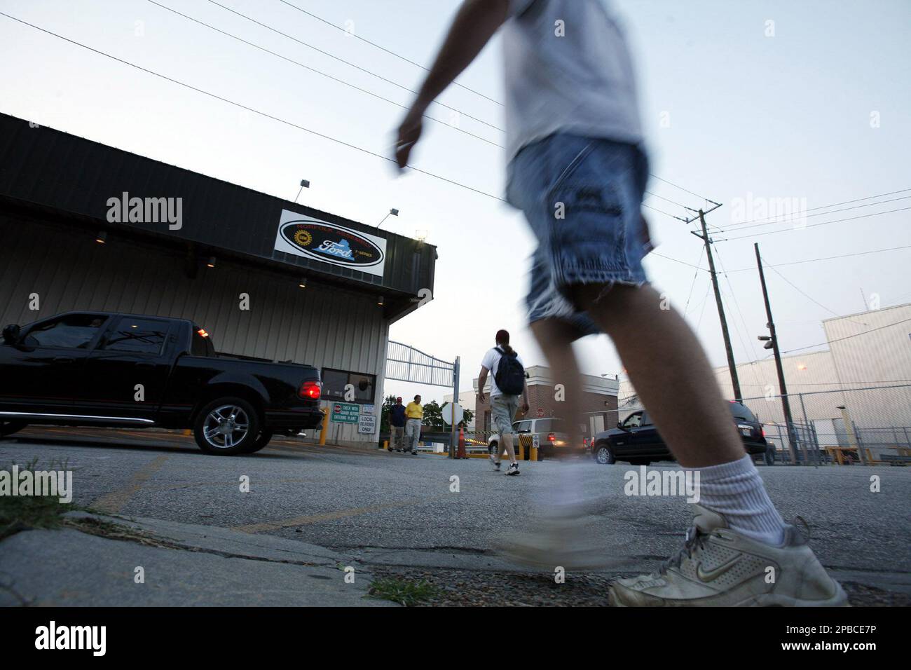 Workers at the Ford Assembly Plant in Norfolk, Va., arrive for the last shift Thursday morning, June 28, 2007, before the closing of the plant. The plant is one of several plants the automaker is closing in an attempt to restore its North American operations to profitability. (AP Photo/TheVirginian-Pilot, Bill Tiernan) Banque D'Images