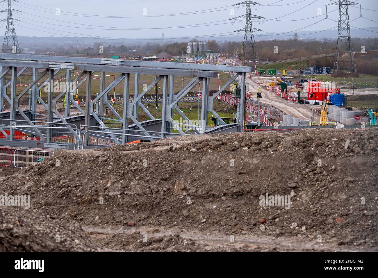 Wendover, Buckinghamshire, Royaume-Uni. 12th mars 2023. Un chantier de construction de train à grande vitesse en HS2 à Wendover, Buckinghamshire. HS2 ont démoli six maisons résidentielles et sont en train de construire une nouvelle route temporaire qui comprend un grand pont en métal (illustré) qui sera en place pendant deux ans. Il a été annoncé que la phase de Birmingham à Crewe de HS2 a été mise en attente en raison de l'escalade des coûts. HS2 les coûts devraient augmenter à plus de 100 milliards de livres. Crédit : Maureen McLean/Alay Live News Banque D'Images