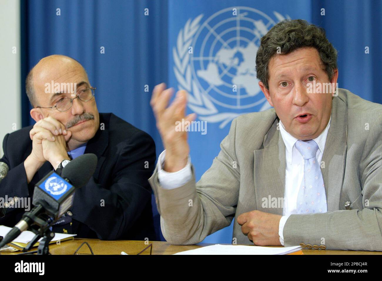 Swiss Jean-Noel Wetterwald, left, Chief of the Resource Mobilization Branch of the United Nations Population Fund (UNFPA), listens to Swiss Jean-Claude Bolay, right, Director for International Cooperation of the Swiss Federal Institute of Technology, during a press briefing about the launch of the UNFPA report "The State of World Population 2007", at the United Nations building in Geneva, Switzerland, Wednesday, June 27, 2007. (AP Photo/Keystone, Martial Trezzini) Banque D'Images