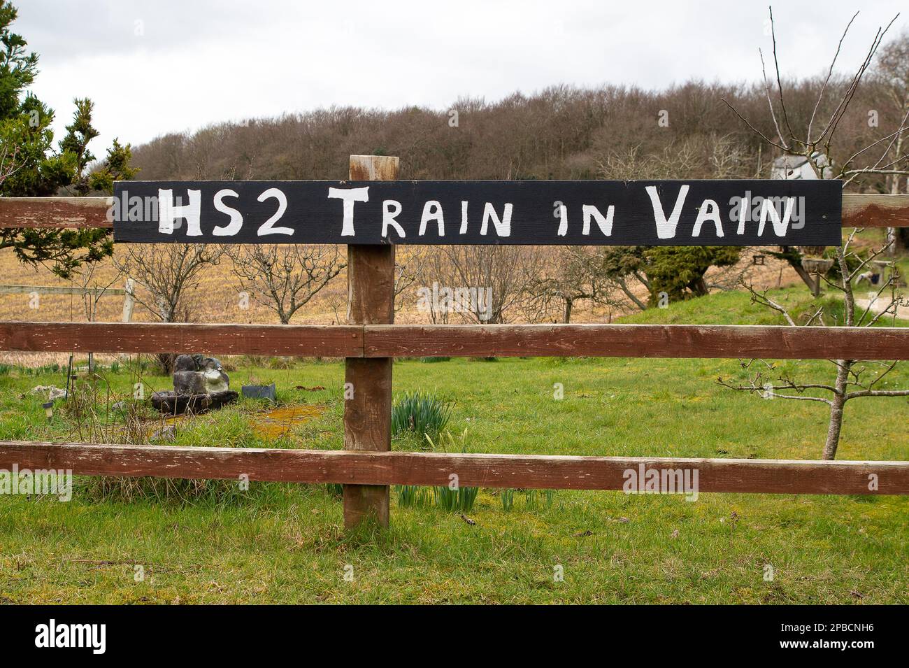 Wendover Dean, Buckinghamshire, Royaume-Uni. 12th mars 2023. Un HS2 train en vain signe dans Wendover Dean. Les travaux de construction de la phase 1 du train à grande vitesse 2 sont en cours, mais il a été annoncé cette semaine que la phase de Birmingham à Crewe du HS2 a été mise en attente en raison de l'escalade des coûts. Les coûts actuels du projet dépassent largement le budget et devraient dépasser 100 milliards de livres. HS2 a un impact extrêmement négatif sur les résidents qui vivent le long de la ligne dont certains ont fait démolir leurs maisons et les agriculteurs ont eu leurs terres prises en HS2, mais qui seraient encore à recevoir Banque D'Images