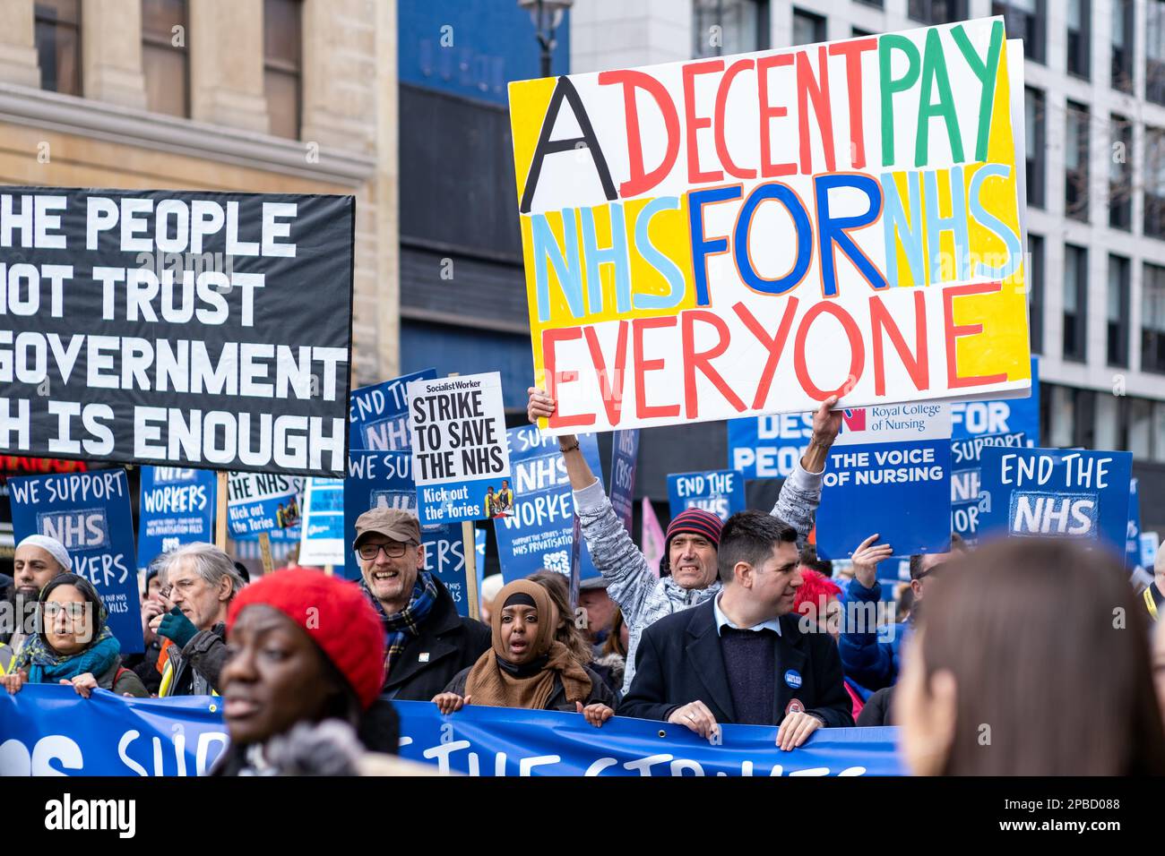 Les travailleurs du NHS défilent dans le centre de Londres pour protester contre le gouvernement dans un conflit sur la rémunération - 11 mars 2023. Angleterre, Royaume-Uni, activisme. Banque D'Images