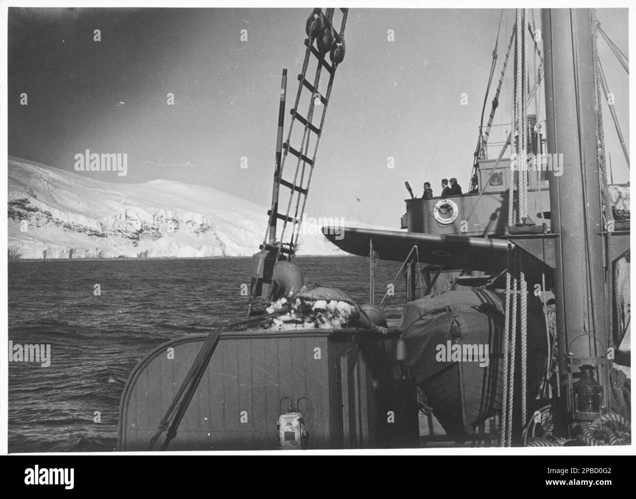 Pont du HMAS Wyatt EARP. Le 26 décembre 1947, un petit bateau à moteur à coque en bois, non-exposant, part de Hobart pour l'Antarctique. Le voyage serait le premier à opérer sous la bannière de l'expédition nationale australienne de recherche sur l'Antarctique (ANARE), une série d'initiatives d'après-guerre visant à établir des stations de recherche scientifique australiennes en Antarctique et dans les territoires sous-antarctiques de Heard Island et de Macquarie Island. Banque D'Images