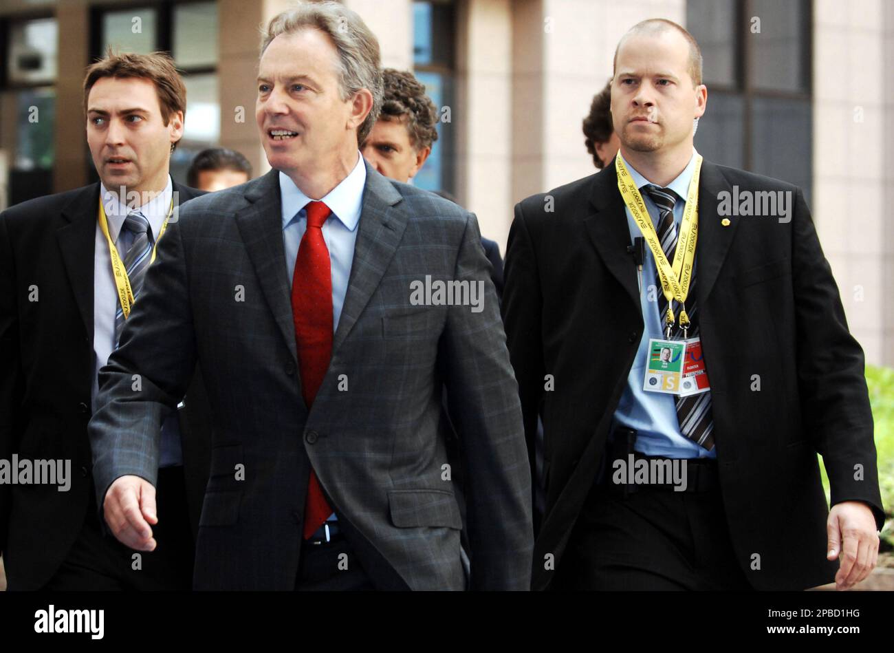British Prime Minister Tony Blair, second left, arrives on foot for an EU summit in Brussels, Friday June 22, 2007. Britain and Poland remained entrenched in their positions against a new treaty aimed at replacing the failed European constitution, and key EU leaders said progress was yet to be reached Friday on demands put forward by the two countries. (AP Photo/Geert Vanden Wijngaert) Banque D'Images