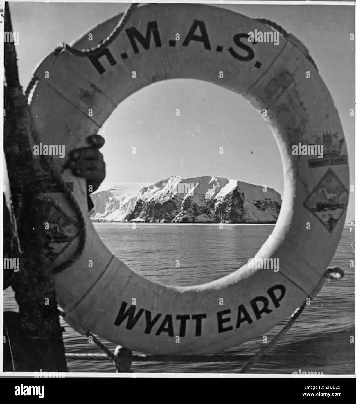 Une bouée de sauvetage encadre l'Antarctique pendant le voyage de 1947-48 du HMAS Wyatt EARP. Le voyage serait le premier à opérer sous la bannière de l'expédition nationale australienne de recherche sur l'Antarctique (ANARE), une série d'initiatives d'après-guerre visant à établir des stations de recherche scientifique australiennes en Antarctique et dans les territoires sous-antarctiques de Heard Island et de Macquarie Island. Banque D'Images