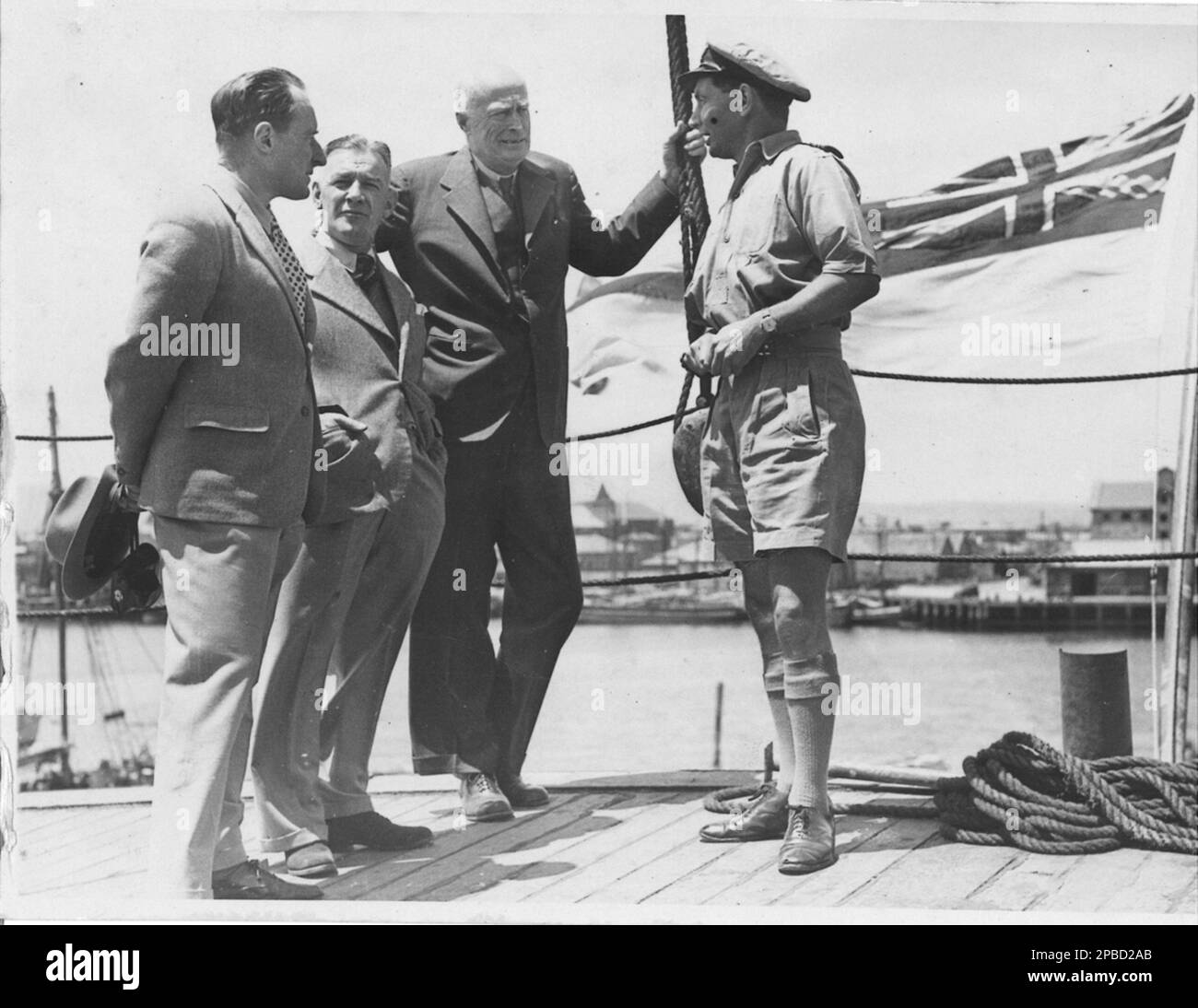 Deuxième commandant de l'EARP de Wyatt de HMAS, le capitaine William Cook (à droite) rencontre des dignitaires sur le pont, vers 1947. Banque D'Images