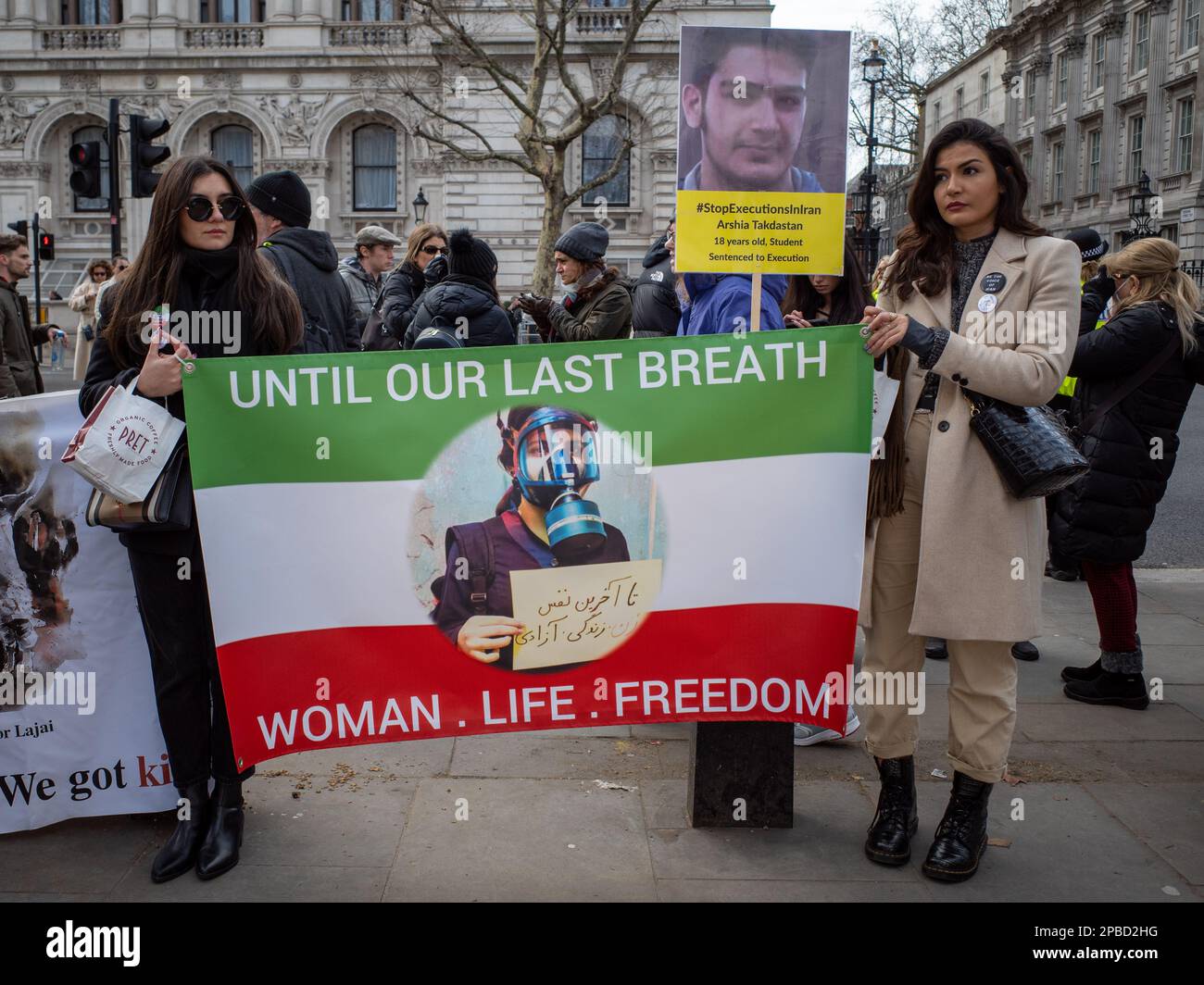 Woman Life Freedom, les femmes iraniennes protestent contre le régime iranien brutal accusé d'empoisonnement des écolières, 11th mars 2023, Whitehall, Londres. Banque D'Images