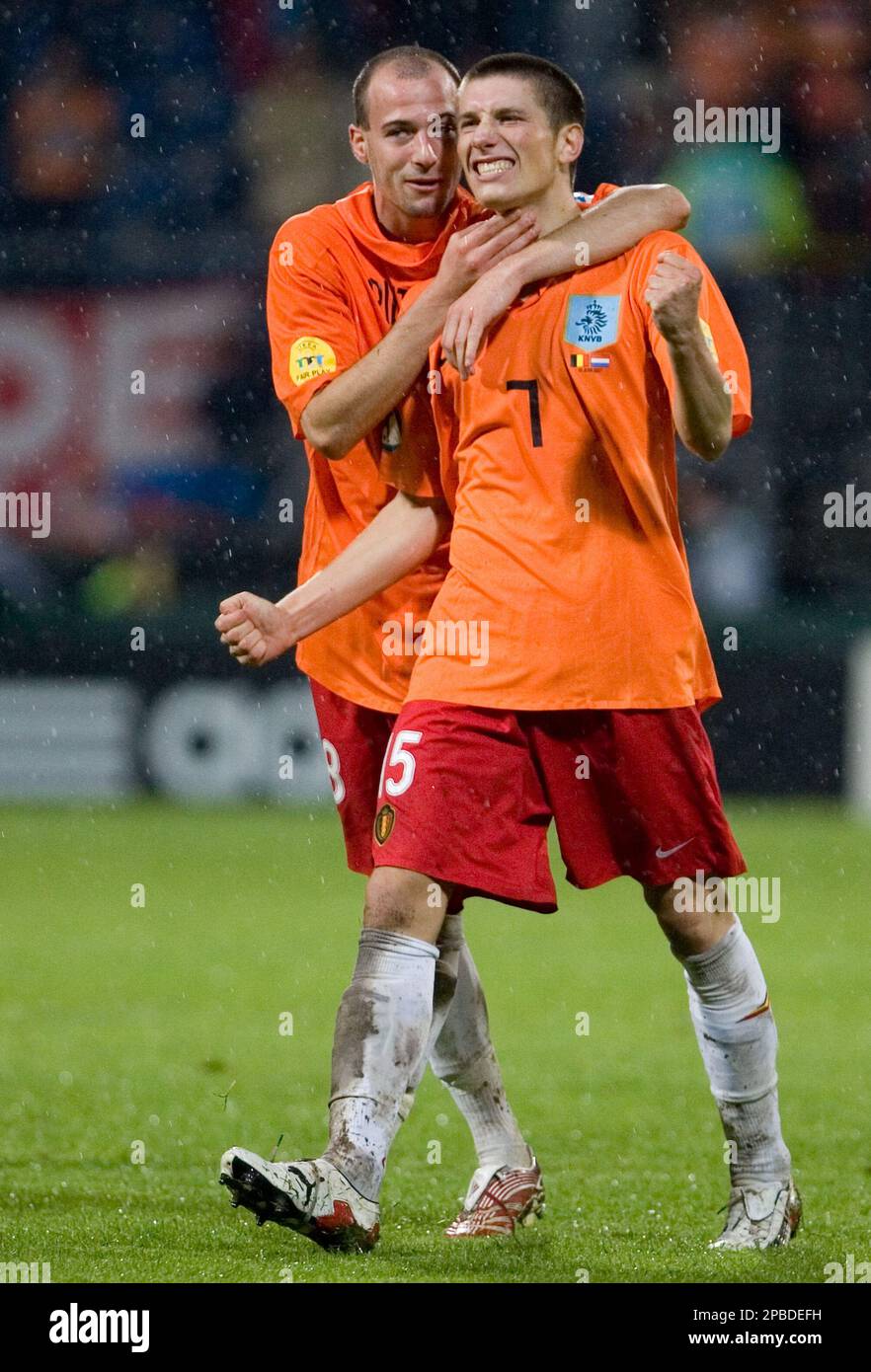 Belgium's Laurent Ciman, left, Sebastien Pocognoli celebrate in Dutch shirts after the UEFA under 21 European Championship soccer match Belgium versus Netherlands at the Abe Lenstra stadium in Heerenveen, Saturday June 16, 2007. The game ended in a 2-2 draw and Belgium qualified for the 2008 Olympics. (AP Photo/Fred Ernst) Banque D'Images