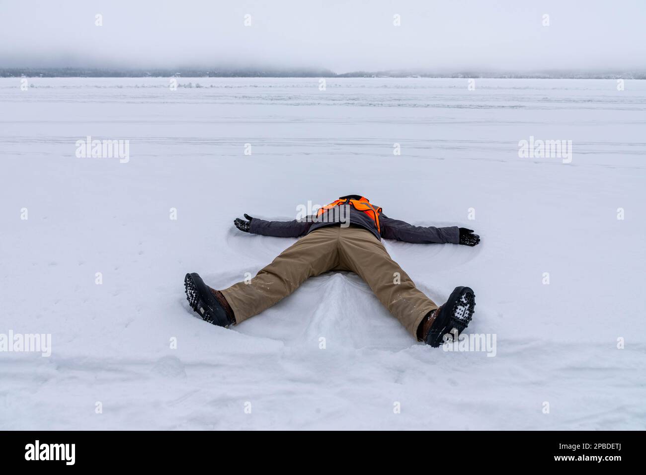 La fabrication d'un ange dans la neige sur le lac Gunflint, dans le nord du Minnesota, sur le bord de la frontière canadienne du lac Boundary Water Canoe Area Wilderness Frozen Banque D'Images