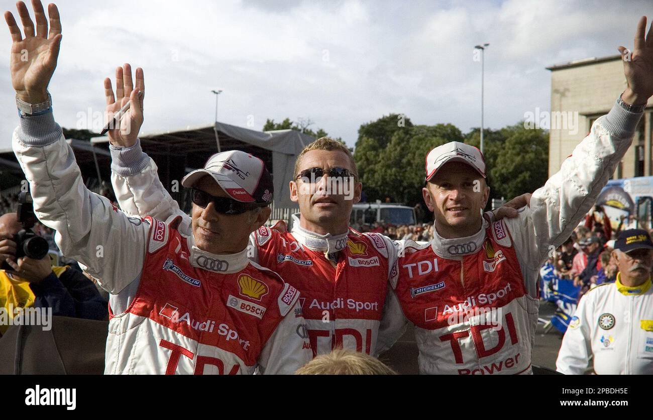 Audi R10/TDI drivers : Rinaldo Capello of Italy, left, seven time winner of the 24 hours of Le Mans Tom Kristensen of Denmark, center, and Allan McNish of Scotland celebrate during a parade on the eve of the 24-hours Le Mans car endurance race in Le Mans, Friday, June 15, 2007. (AP Photo/Douglas Rea) Banque D'Images
