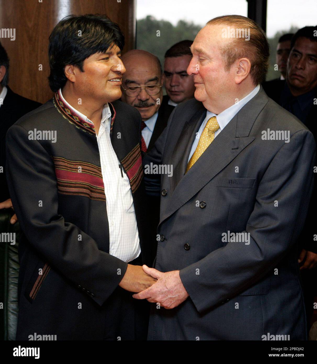 Bolivia's President Evo Morales, left, talks to Conmebol's President Nicolas Leoz (South American Soccer Confederation) in Luque, Paraguay, Friday, June 15, 2007. Morales pleads Bolivia's right to play FIFA official games at cities located over 3,000 meters above sea level. (AP Photo/Jorge Saenz) Banque D'Images