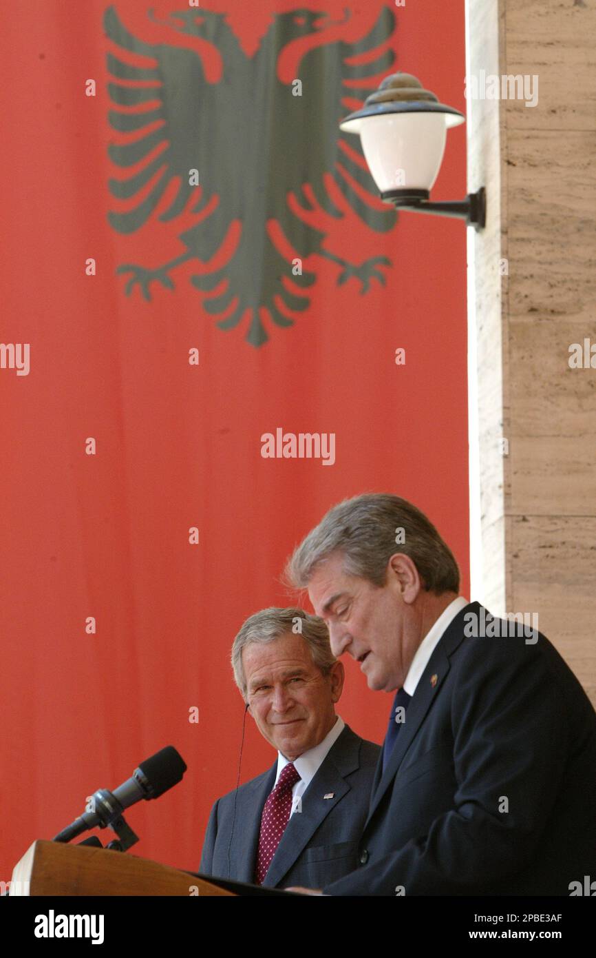 U.S. President George W. Bush looks at Albanian Prime Minister Sali Berisha, right, during a press conference on Sunday, June 10, 2007, in Tirana, Albania. Bush, receiving a hero's welcome as the first American president to visit Albania, said Sunday there cannot be endless dialogue about achieving independence for Serbia's province of Kosovo.(AP Photo/Visar Kryeziu) Banque D'Images