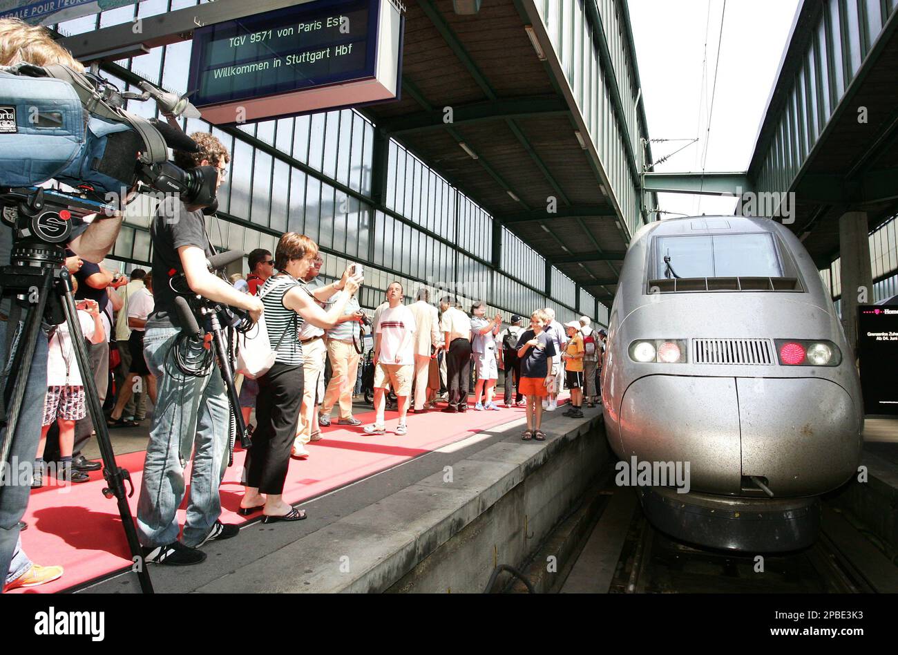 Spectators and camera crews watch the first regular TGV high speed train coming from Paris as it arrives at the main station in Stuttgart, southwestern Germany, on Sunday, June 10, 2007. Regular traffic on the high speed route from Paris to Stuttgart started on Sunday with the trip from Paris in France to Stuttgart in Germany taking just three hours and 39 minutes. (AP Photo/Myriam Vogel) Banque D'Images