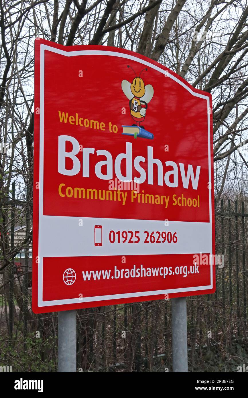 Panneau rouge, bienvenue à l'école primaire communautaire de Bradshaw, 110989, Bradshaw Lane, Grappenhall, Warrington, Cheshire, Angleterre, Royaume-Uni, WA4 2QN Banque D'Images