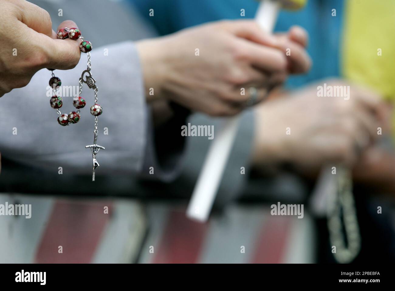Nuns pray as they wait for the arrival of Pope Benedict XVI to celebrate the feast of the Body and Blood of Christ in front of St. John in Lateran Basilica, in Rome, Thursday, June 7, 2007. (AP Photo/Pier Paolo Cito) Banque D'Images