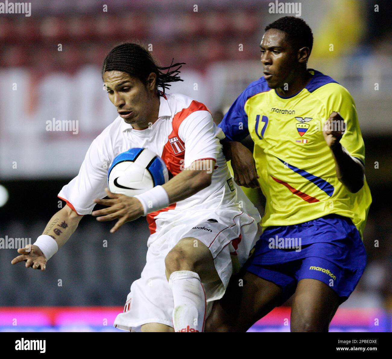 Peru's Paolo Guerrero, left, duels for the ball Ecuador's Jairo Campos during their friendly soccer match at the Mini Stadium in Barcelona, Spain, Wednesday, June 6, 2007. (AP Photo/Manu Fernandez) Banque D'Images