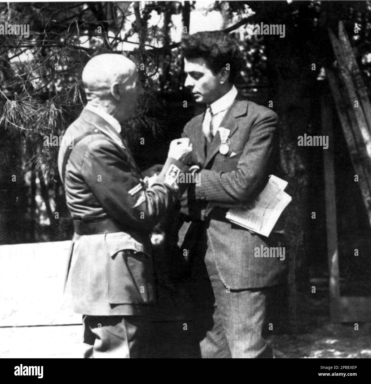 1920 , FIUME , ISTRIA : le poète italien, homme politique et écrivain GABRIELE d'ANNUNZIO ( 1863 - 1938 ) pendant la Guerra Fiumana avec son Ministro degli Esteri , le poète homosexuel bélien-polonais LÉONE ( Leon ) KOCHNITZKY ( 1892 - 1965 ). - SCRITTORE - LETTERATURA - LITTÉRATURE - LETTERATO - POETA - POÉSIE - POÉSIE - DANNUNZIO - D'ANNUNZIO - WWI - GUERRE MONDIALE I - PRIMA GUERRA MONDIALE - GRANDE GUERRE --- ARCHIVIO GBB Banque D'Images