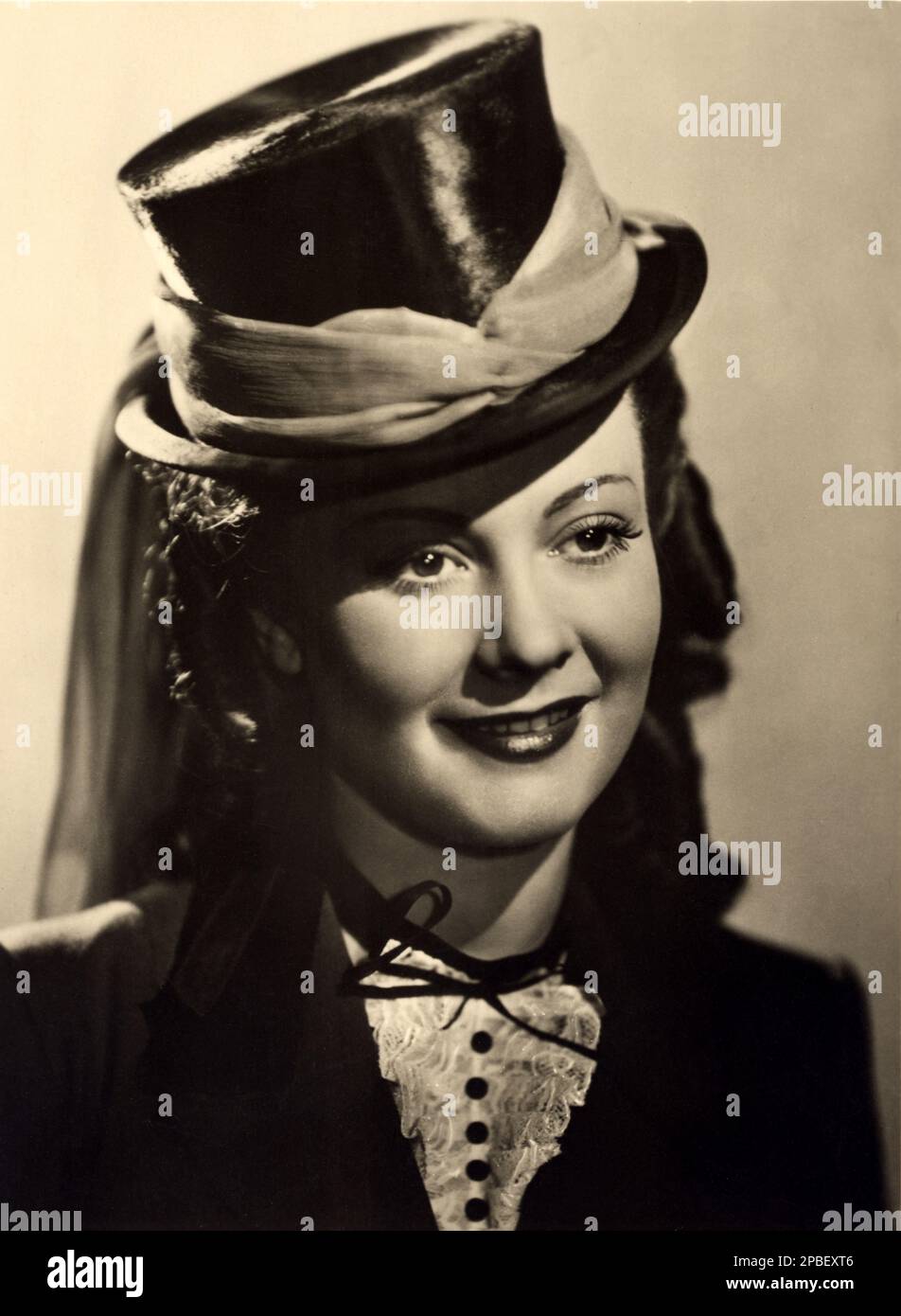 1940 environ : L'actrice italienne Maria DENIS ( née Maria Esther Beomonte , 22 novembre 1917 Buenos Aires , Argentine - 14 avril 2004 Roma , Italie ) , Ami du réalisateur comuniste Luchino Visconti - ATTRICE - CINÉMA - TELEFONI BIANCHI - FASCISMO - ANNI '40 - 1940 - sourire - sorriso - top Hat - cappello a cilindro - cavallerizza - Amazone --- Archivio GBB Banque D'Images