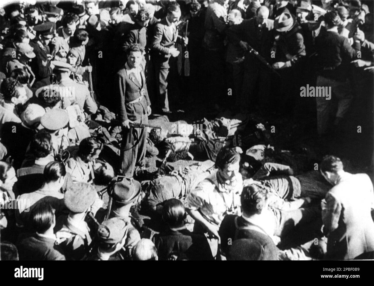 1945 , 28 avril , Milan , Italie : Le fasciste Duce BENITO MUSSOLINI avec amant CLARTTA PETACCI corps exposés à Piazza Loreto - ritrato - portrait - POLITICA - POLITHO - ITALIA - POLITIQUE - portrait - ITALIE - FASCISMO - FASCISME - FASCISTA - FASCISTE - LIBERAZIONE - RESTISTENZA - militaire - militare - Seconde Guerre mondiale GUERRA MONDIALE - 2nd - ITALIA - post mortem - cadravi - cadrave --- Archivio GBB Banque D'Images