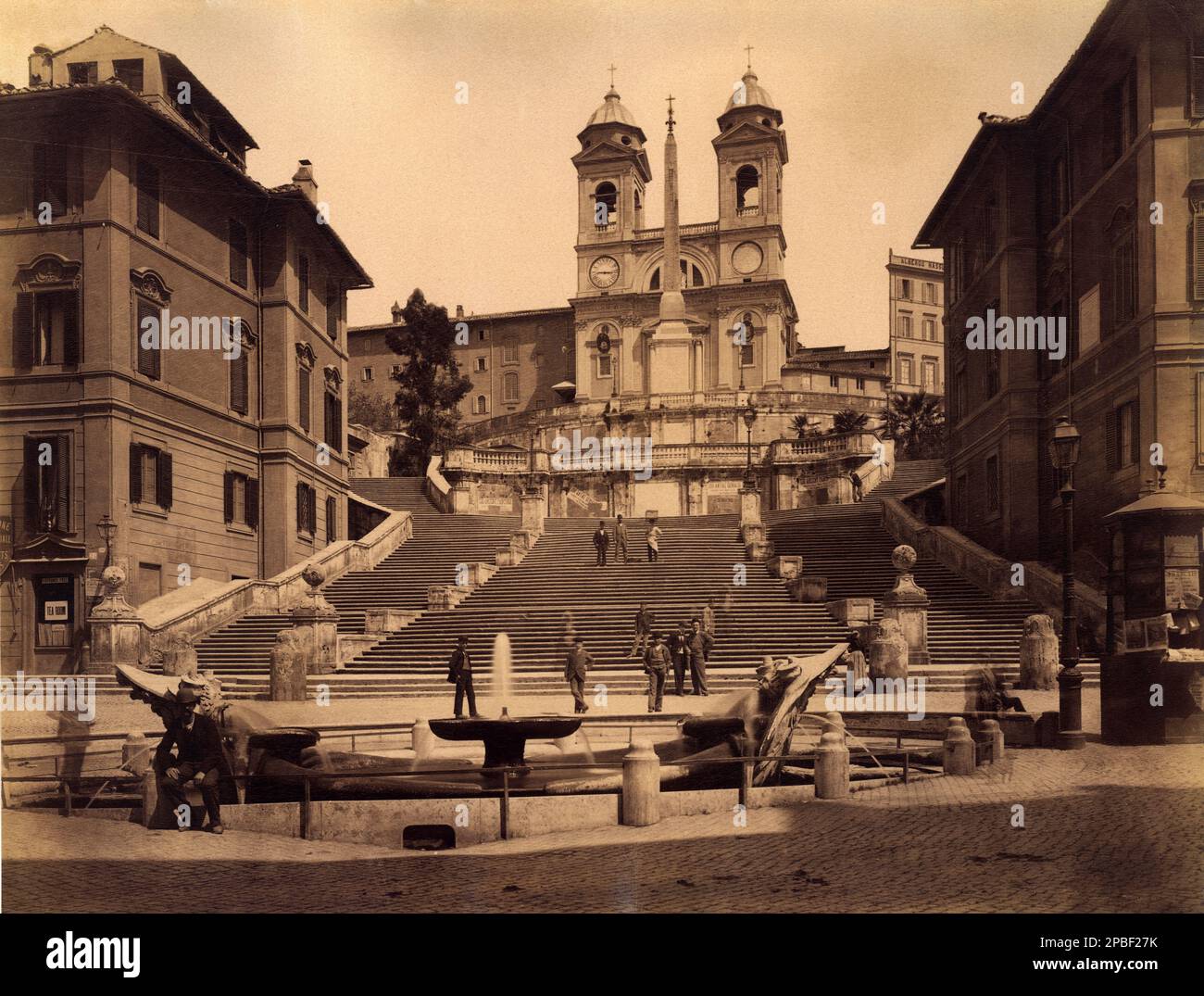 1895 environ : Rome , Italie : l'église CHIESA DELLA Trinità DEI MONTI , les célèbres escaliers de la Piazza di Spagna ( construite par le Pape Sisto V , 1585 ), la fontaine BARCACCIA de BERNINI et la maison du poète KEATS (à droite ) . Photo de Fratelli d'Alessandri . - ROMA - ITALIA - Scale - scalinata - fontana - HISTOIRE - FOTO STORICHE - BELLE EPOQUE - GEOGRAFIA - GÉOGRAPHIE - edola dei giornali - kiosque - ---- Archivio GBB Banque D'Images