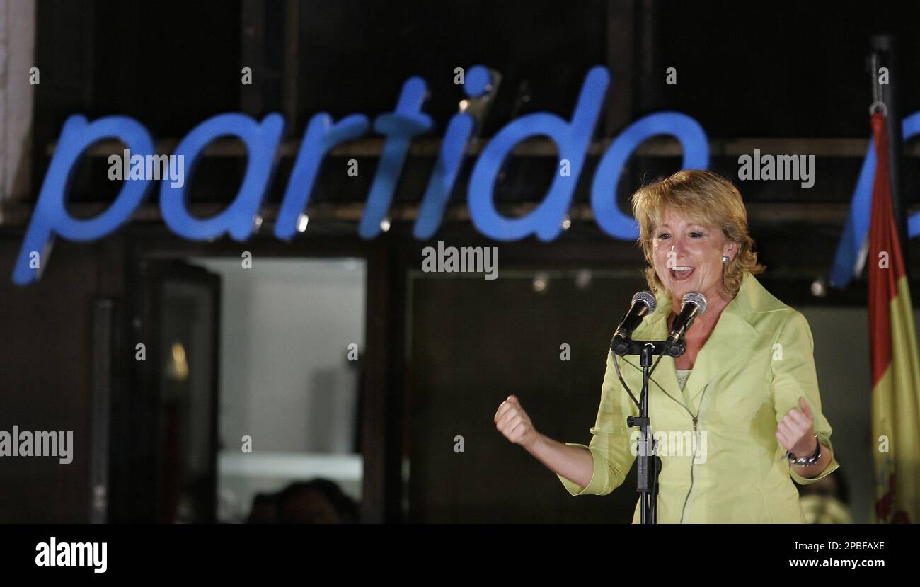 Regional President Esperanza Aguirre celebrates her victory in Madrid, Spain, Sunday, May 27, 2007. Spaniards began voting Sunday in local and regional elections seen as a dry run for general elections next year, after an acrimonious campaign centering largely on big-ticket issues like terrorism and the Basque conflict. (AP Photo/Daniel Ochoa de Olza) Banque D'Images