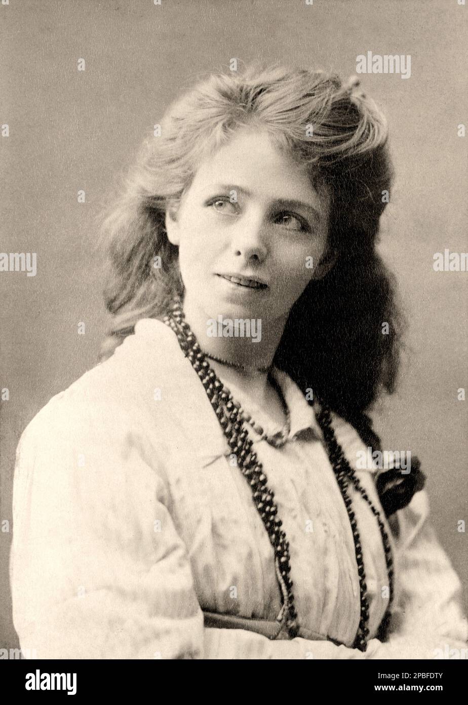 1900 CA , New York , Etats-Unis : l'actrice américaine de théâtre MAUDE ADAMS ( 1972 - 1953 ). Alors que le titre de 'meilleure actrice de son jour' appartient presque indiscutablement à Ethel Barrymore, Maude Adams était sans aucun doute son plus aimé et le plus réussi. Pour ses légions de fans adorés, elle était plus connue sous le nom de simplement « maudie ». Son rôle le plus connu pour son rôle de signature, Peter Pan by J. M. Barrie - atrice - TEATRO - THEATRE - DIVA - DIVINA - BROADWAY - BELLE EPOQUE - Collana - collier - MODE - MODA - BELLE EPOQUE --- Archivio GBB Banque D'Images