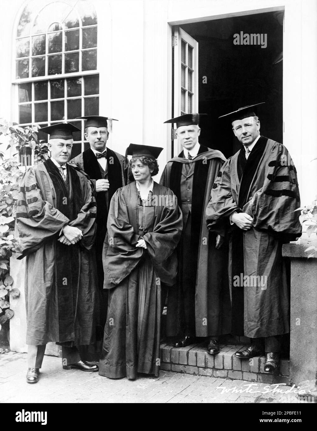 1921 , USA : l'actrice américaine de théâtre MAUDE ADAMS ( 1972 - 1953 ) reçoit une Laurea Honoris Causa dans des robes de remise des diplômes . De gauche dans cette photo: J.W. Davis, J.R. Angell, c.a. Richmond et T.W. Lamont . Photo de White Studio , New York . - Atrice - TEATRO - THÉÂTRE - DIVA - DIVINA - BROADWAY - tota - laureato - laureata - Collège --- Archivio GBB Banque D'Images
