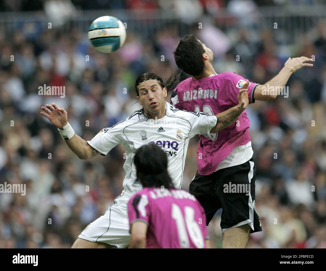 Real Madrid's Sergio Ramos, left, jumps for a high ball with Deportivo la Coruna's Javier Arizmendi during a Spanish league match at the Santiago Bernabau stadium in Madrid, Saturday, May 26, 2007. (AP Photo/Paul White) Banque D'Images