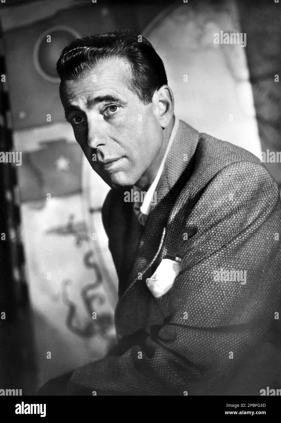1953 ca: Le célèbre acteur de cinéma HUMPHREY BOGART ( 1899 - 1957 ) - CINÉMA - ATTORE CINEMATOGRAFICO - fazzoletto nel taschino - pochette ---- NON DESTINÉ À LA PUBLICITÉ --- NON PER USO PUBBLICITARIO --- ---- Archivio GBB Banque D'Images