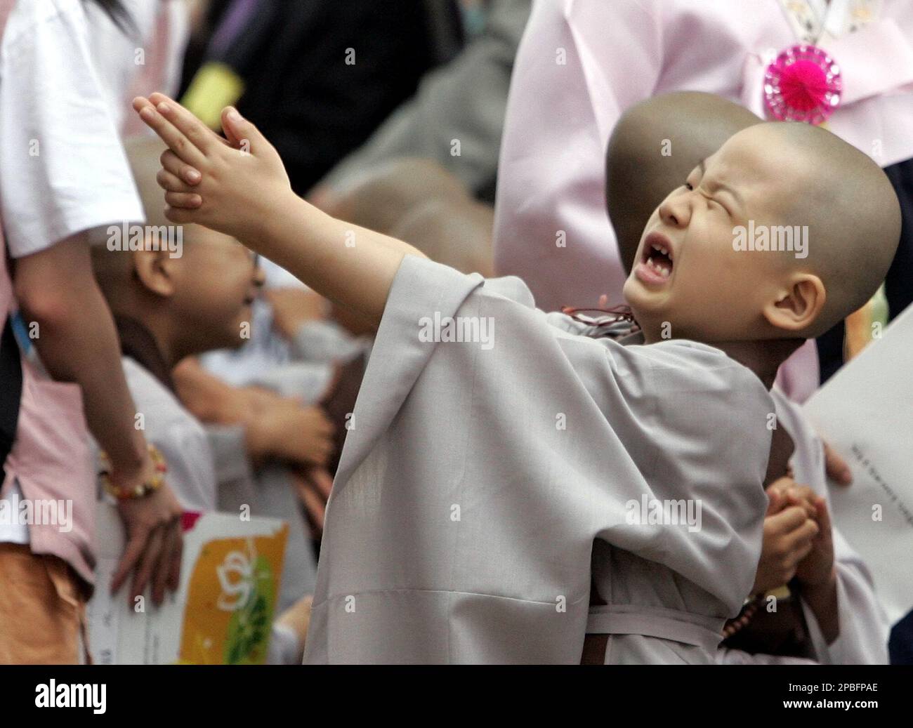 A South Korean young monk plays after a service to celebrate the 2,551th birthday of Buddha at the Chogye Temple in Seoul, South Korea, Thursday, May 24, 2007. About one-third of South Korea's 48 million people are Buddhists. (AP Photo/ Lee Jin-man) Banque D'Images