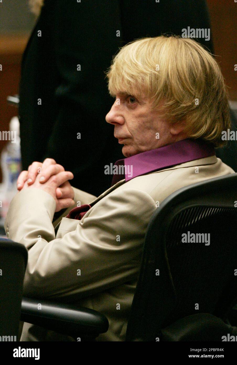 Music producer Phil Spector sits inside the courtroom during his murder trial at Los Angeles Superior Court Wednesday, May 23, 2007, in Los Angeles. Spector is accused of killing actress Lana Clarkson inside his home in February 2003. (AP Photo/Damian Dovarganes, Pool) Banque D'Images
