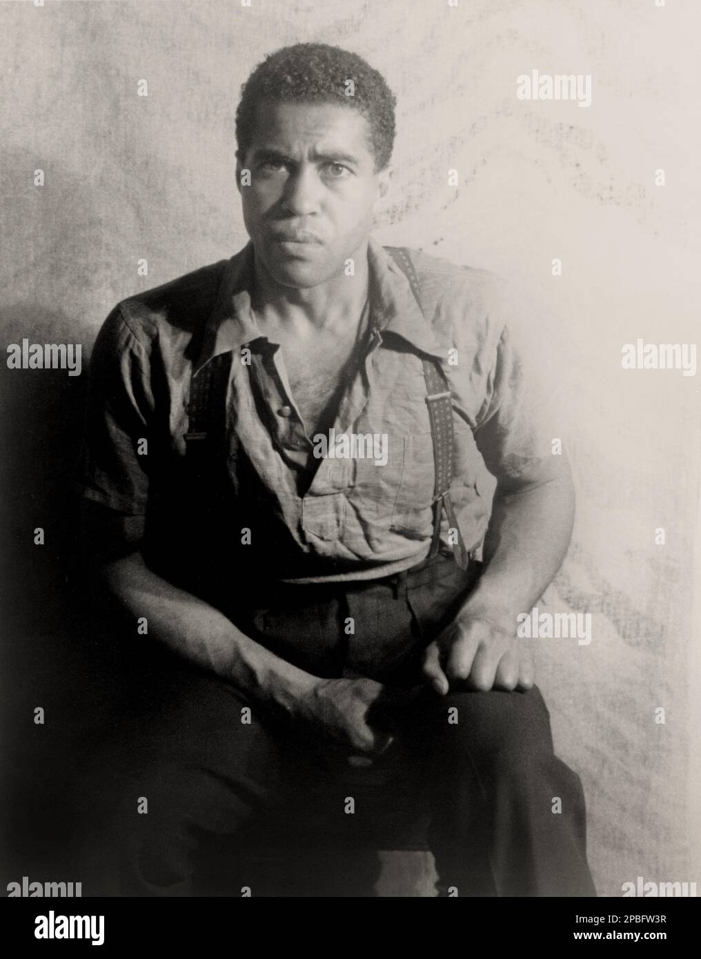 1938 , 23 juin , New York , Etats-Unis : l'acteur noir américain ROBERT EARL JONES ( 1910 - 2006 ) , dans Langston Hughes '' ne voulez pas être libre ' , portrait de Carl VAN VECHTEN ( 1880 - 1964 ). Robert Earl Jones était le père de l'acteur James Earl Jones ( né en 1931 ). Jones, qui a quitté ses études, était un sharrecropper et un boxeur avant de se rendre, via Chicago, à New York et de faire une carrière sur scène et dans le cinéma. Sous le nom de 'lutte contre Bill Stovall', il était un partenaire de Joe Louis . Dans l'ensemble, Jones est apparu dans plus de vingt films, dont le Cotton Club Banque D'Images