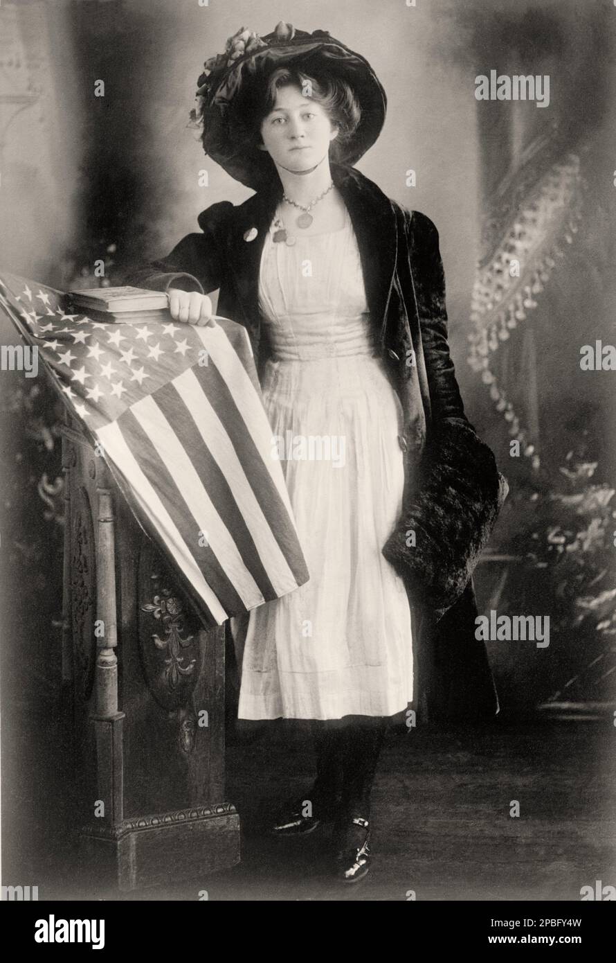 Dorothy D. FROOKS ( 1896 - 1997 ) , de New York. Né 12 février 1896 . Femme avocat ; candidat pour les États-Unis Représentant de New York, 1920 ( prohibition, 27th District ), 1934 ( Law Preservation, at-large ). Suffragette ; paru dans le film ROUGES ( 1981 ) avec Warren Beatty et Diane Keaton . Mort 13 avril 1997 . Internement au cimetière national de Calverton, Calverton, long Island, New York - SUFFRAGETTA - sufraggetta - Sufragist - POLITICO - POLITICO - POLITICA - POLITIQUE - FEMINISMO - FEMINISTA - USA - ritratto - portrait - DRAPEAU DES ETATS-UNIS - BANDIERA degli STATI UNITI d' AMERIC Banque D'Images