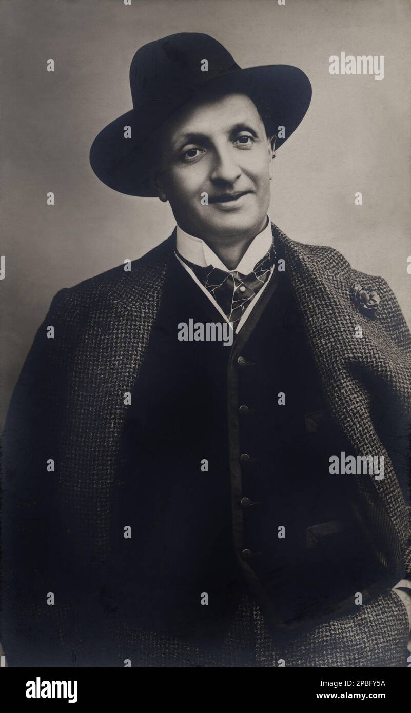 1910 CA , ITALIE : l'acteur de théâtre italien FERRUCCIO GARAVAGLIA ( 1868 - 1912 ) , célébré pour le rôle dans LA NEF ( 1908 ) par Gabriele d'Annunzio . Marié avec l'actrice Adele Garavaglia (née Adelaide Francesca Zoppis, 1969 – 1944). Photo de E. Vettori , Bologne - THÉÂTRE - THÉÂTRE - THÉÂTRE - cravate - Cravatta - chapeau - cappello - portrait - ritratto - colletto - collier - FILM SILENCIEUX - CINÉMA MUTO ITALIANO --- Archivio GBB Banque D'Images