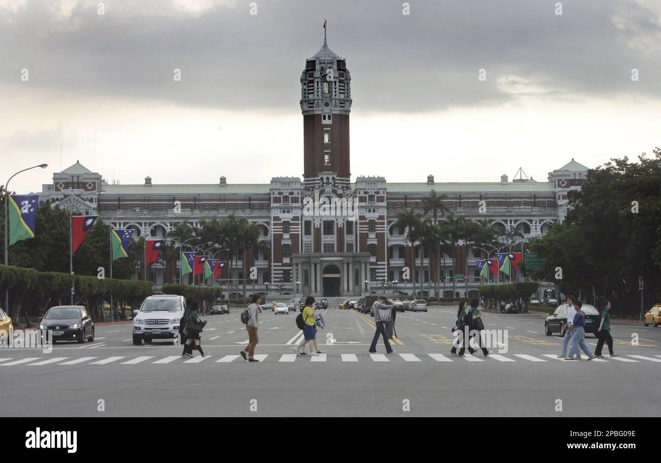 Pedestrians cross a main intersection of the large plaza in front of the presidential palace Tuesday, May 22, 2007, in Taipei, Taiwan. Taipei's city mayor Hau Lung-pin announced Tuesday that his government has renamed the large plaza in front of the presidential palace "Anti-Corruption Democracy Square" to commemorate weeks of popular demonstrations against President Chen Shui-bian late last year. (AP Photo/Wally Santana) Banque D'Images
