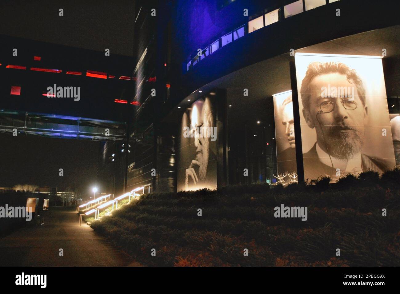 Photos of playwrights, from left, George Bernard Shaw, Eugene O'Neill and Anton Chekhov grace the facade in a night view of the new Guthrie Theater from the Mississippi River side on April 24, 2007 in Minneapolis. The Guthrie, nearly a year old, is attracting crowds to its three stages and winning a reputation for its panoramic vistas of the river from the "Endless Bridge," top left. (AP Photo/Jim Mone) Banque D'Images
