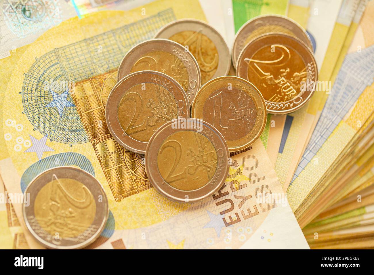 Devise euro. Contexte de l'euro.ensemble de billets et de pièces.monnaie et finance.dépenses et revenus dans les pays européens. Banque D'Images