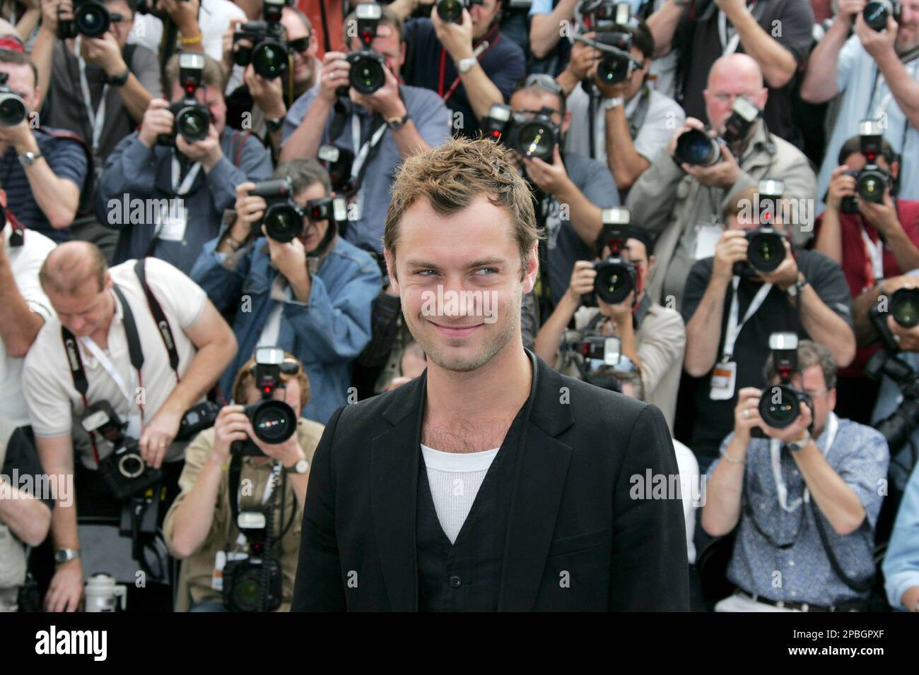 British actor Jude Law poses during a photo call for the film "My Blueberry Nights," at the 60th International film festival in Cannes, southern France, on Wednesday, May 16, 2007. (AP Photo/Kirsty Wigglesworth) Banque D'Images